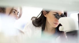 chercheuse chercheur microscope