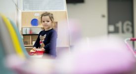 fillette qui joue dans l'atrium