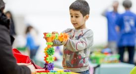 Petit garçon atrium